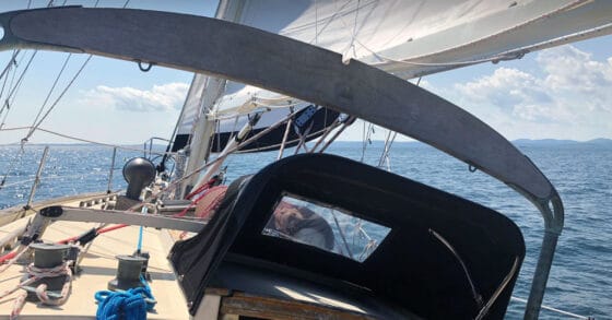 heeling sailboat from the cockpit - unpredictable boat travel time