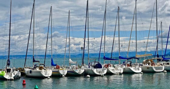 Marina with a row of boats - how to shop for a boat