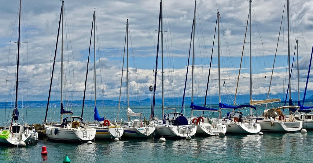Marina with a row of boats - how to shop for a boat
