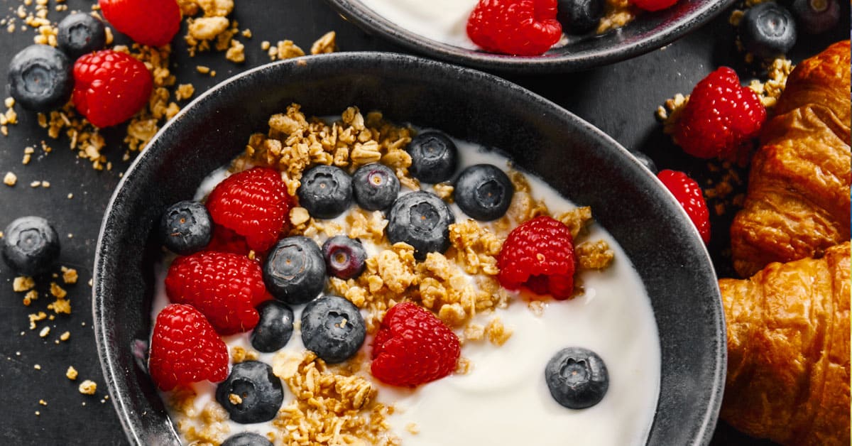Yogurt with oats and fruit - tips to make homemade yogurt on a boat