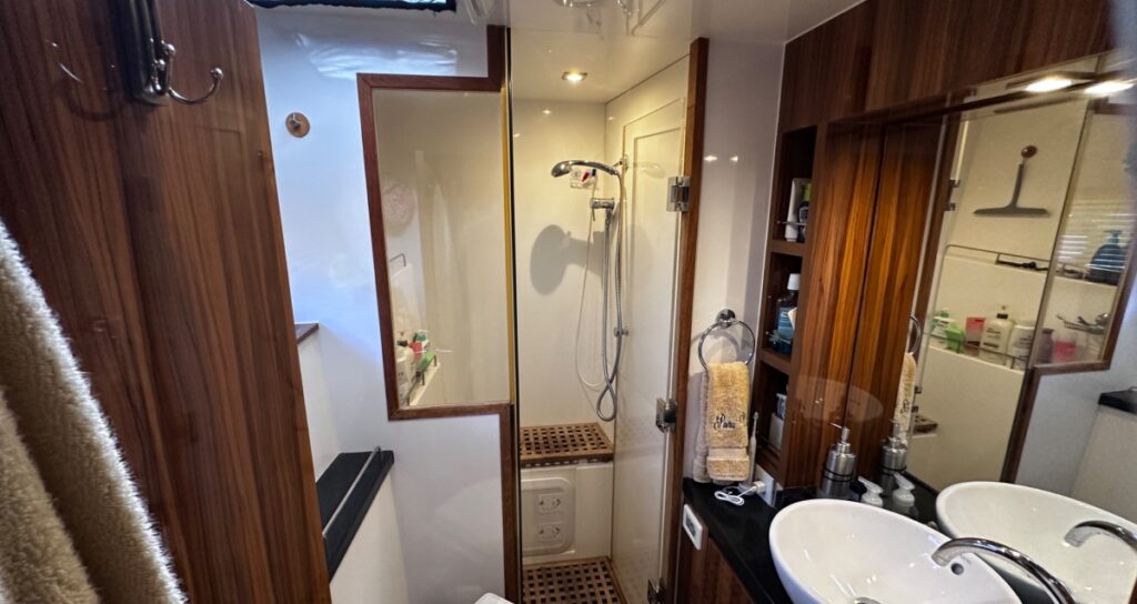 Boat head with shower in the center - how to shower on a boat without wasting water