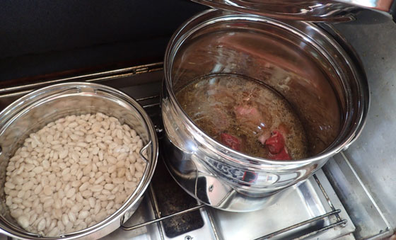 The two pans of a thermal cooker